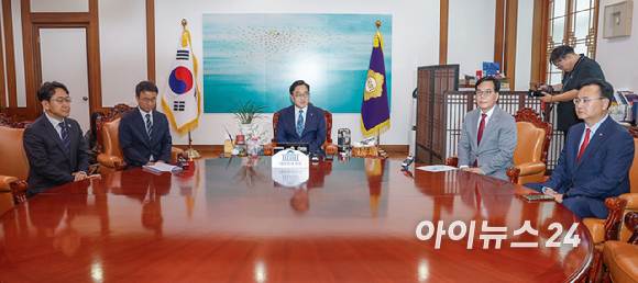 더불어민주당 천준호 원내운영수석부대표(왼쪽부터), 한병도 원내대표, 우원식 국회의장, 국민의힘 송언석 원내대표, 유상범 원내운영수석부대표가 7일 서울 여의도 국회에서 열린 여야 원내대표 회동에서 기념촬영을 하고 있다. [사진=곽영래 기자]
