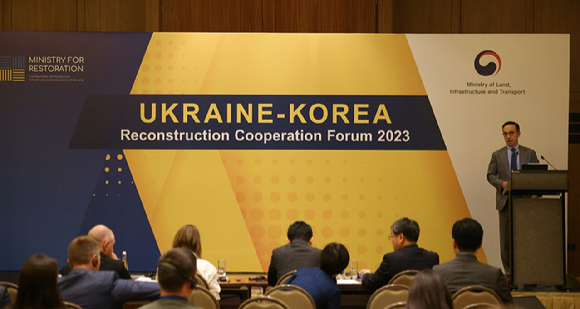 한국 국토교통부 주관으로 우크라이나 키이우에서 열린 ‘한국-우크라이나 재건 협력 포럼’에서 KT 문성욱 글로벌사업실장이 '우크라이나를 위한 ICT 파트너(ICT Partner for Ukraine)'를 주제로 우크라이나 재건을 위한 제안 발표를 하고 있다. [사진=KT]