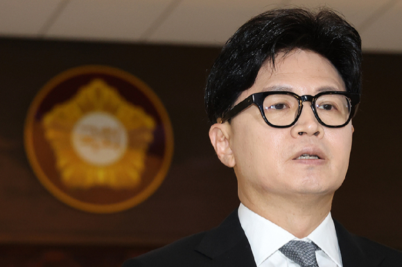무소속 한동훈 의원이 지난 3일 국회에서 열릴 예정인 본회의에 참석하며 김승원 법무부 장관 후보자를 둘러싼 의혹과 관련한 취재진 질의에 답하고 있다. 2026.9.3 [사진=연합뉴스]