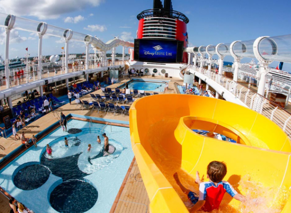 디즈니 크루즈를 타던 5세 여아가 바다에 추락하자 아버지가 뛰어들어 딸을 구한 사연이 알려지며 감동을 줬지만, 조사 결과 사고 원인이 어머니의 부주의로 밝혀졌다. 사진은 디즈니 크루즈. [사진=디즈니 크루즈 라인 홈페이지 ]