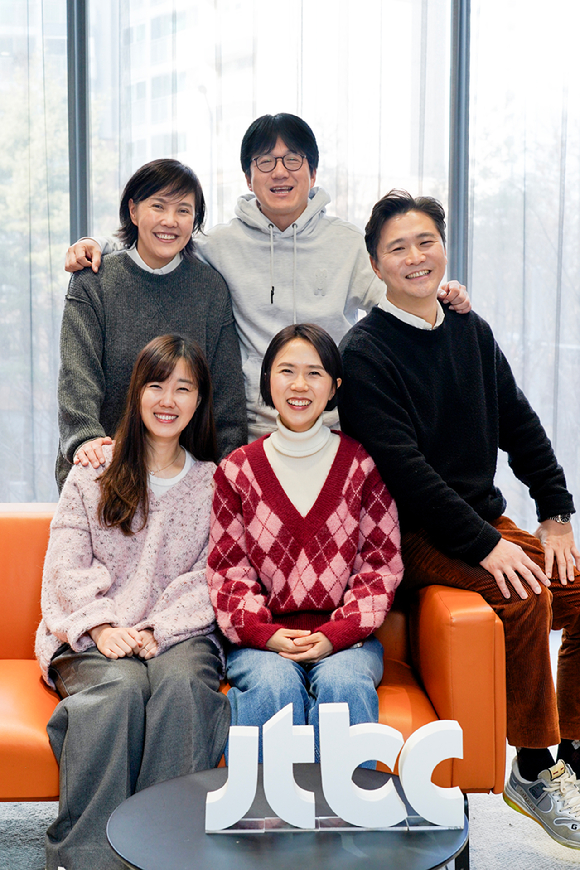 임정아 JTBC 예능제작본부장과 황교진, 민철기, 김은정, 손창우 CP가 30일 '2024 JTBC 예능 기자간담회'에서 인터뷰 촬영을 하고 있다. 왼쪽 위부터 시계방향으로 임정아 본부장, 민철기, 손창우, 황교진, 김은정 CP. [사진=JTBC]