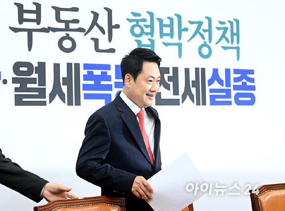 장동혁 국민의힘 대표가 30일 서울 여의도 국회에서 열린 최고위원회의에 참석하고 있다. [사진=곽영래 기자]