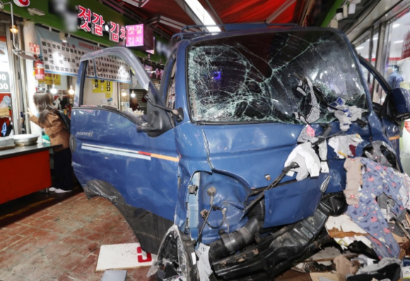 '부천 제일시장 트럭 돌진사고' 현장. [사진=연합뉴스]
