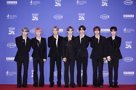 NCT DREAM이 14일 서울 송파구 잠실롯데시네마월드타워점에서 열린 정규 5집 'Go Back To The Future' 제작발표회에서 포즈를 취하고 있다. [사진=SM엔터테인먼트]