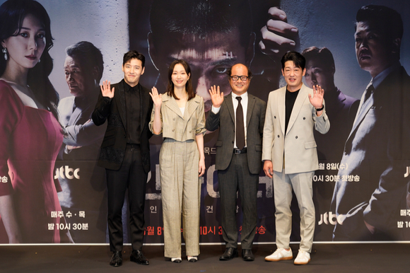 배우 강하늘, 이유영, 김상호, 허성태가 8일 온라인으로 진행된 JTBC 새 수목드라마 '인사이더' 제작발표회에 참석해 포즈를 취하고 있다. [사진=JTBC]