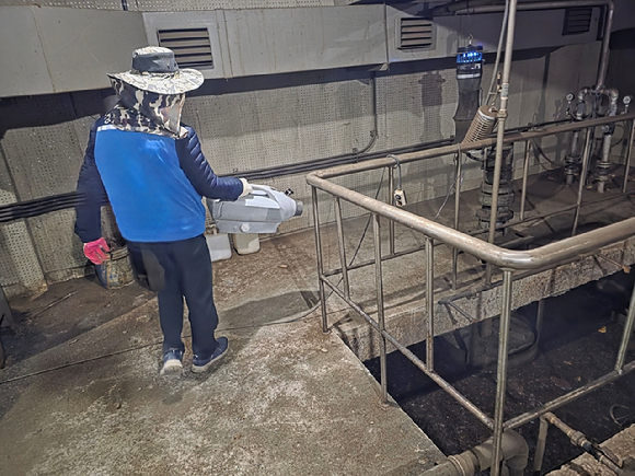 성동구가 건물 정화조와 지하 공간 등에 숨은 겨울철 모기와 유충을 제거하기 위한 월동 모기 집중 방제 작업을 실시한다. 사진은 월동 모기 집중 방제 작업이 진행 중인 모습. [사진=성동구]