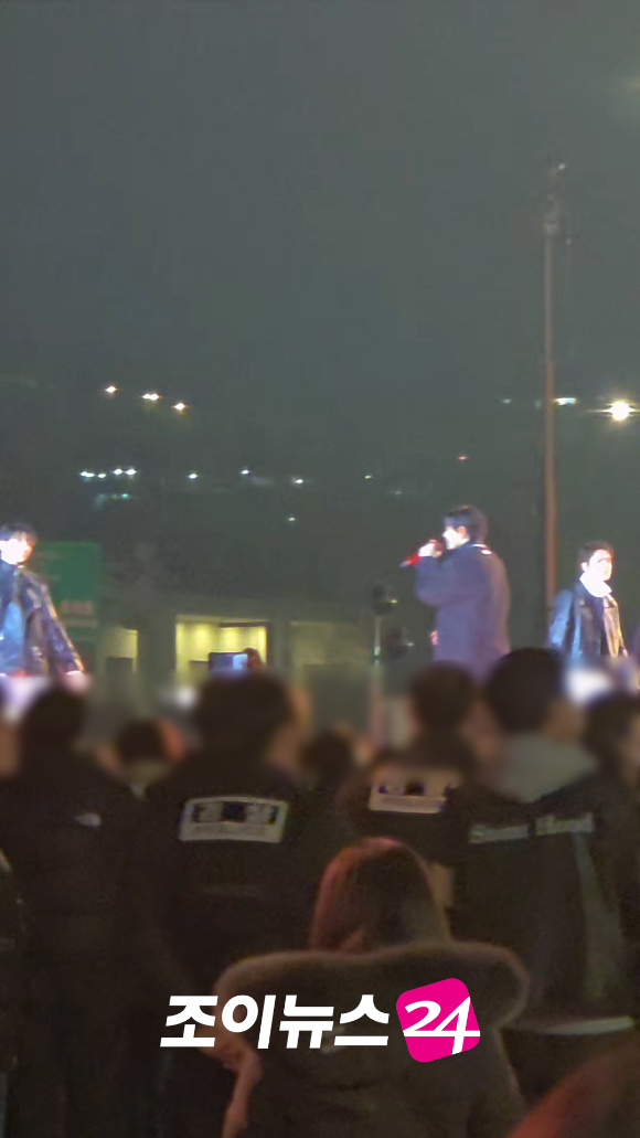 그룹 방탄소년단(BTS)이 지난 21일 오후 서울 광화문 광장에서 정규 5집 '아리랑(ARIRANG)' 앨범 발매 기념 컴백 무대를 펼치고 있다. [사진=정지원 기자]