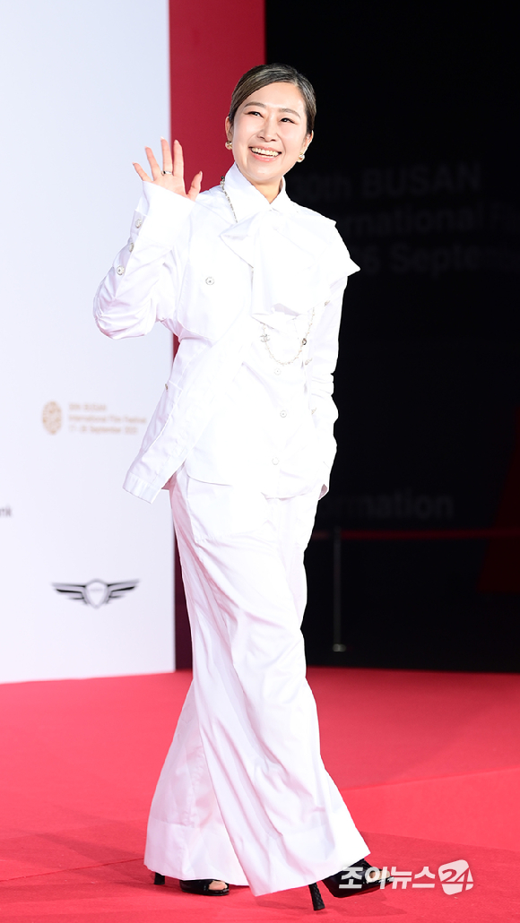 '케이팝데몬헌터스' 메기강 감독이 17일 오후 부산광역시 해운대구 영화의 전당에서 열린 제30회 부산국제영화제 개막식 레드카펫 행사에 참석하고 있다. [사진=정소희 기자]