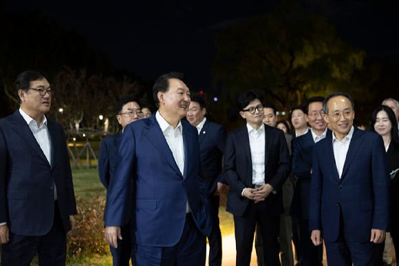 윤석열 대통령이 24일 서울 용산 대통령실 앞 분수정원에서 열린 국민의힘 지도부 초청 만찬 뒤 한동훈 대표, 추경호 원내대표 등 국민의힘 지도부, 대통령실 참모진과 함께 산책을 하고 있다.  [사진=대통령실]