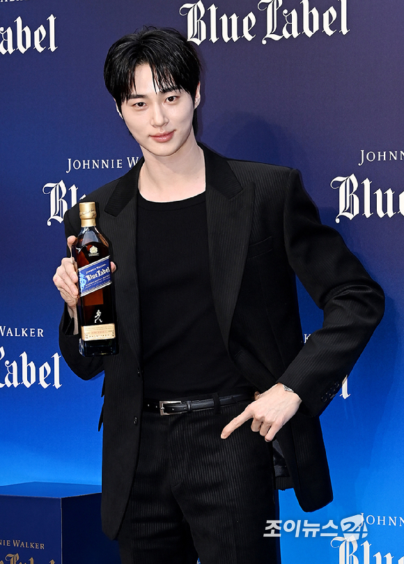 배우 변우석이 21일 서울 용산구 한남동 낫배드커피 한남에서 열린 조니워커 '더 블루로드:루트 투 석세스' 팝업 오프닝 행사에 참석해 포즈를 취하고 있다. [사진=곽영래 기자]