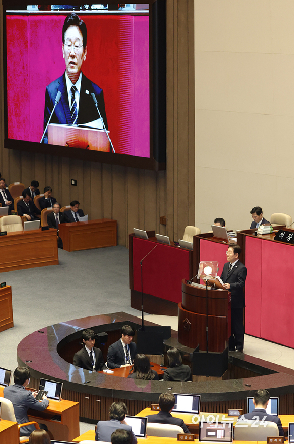 이재명 대통령이 2일 서울 여의도 국회 본회의장에서 중동 사태 대응 등을 위한 추가경정예산안에 대한 시정연설을 하고 있다. [사진=곽영래 기자]