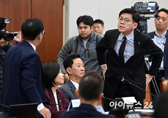 김준형 조국혁신당 의원과 이상휘 국민의힘 의원이 29일 서울 여의도 국회 국회운영위원회에서 열린 대통령비서실, 국가안보실 등에 대한 국정감사에 언쟁을 하고 있다. [사진=곽영래 기자]