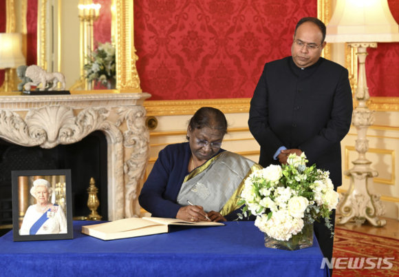 드루파디 인도 대통령이 엘리자베스 2세 여왕 조문록을 작성하고 있다. [사진=뉴시스 ]