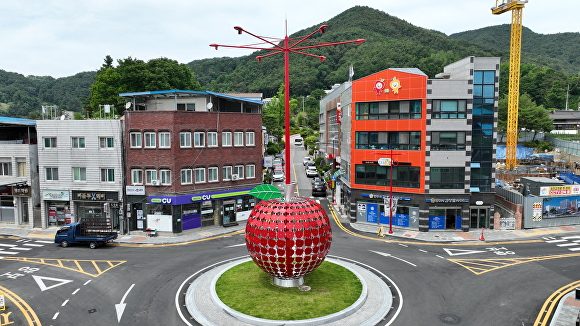 청송군이 중앙로사거리 회전교차로에 대한 불법 주정차를 상시 단속하고 있다. [사진=청송군청]