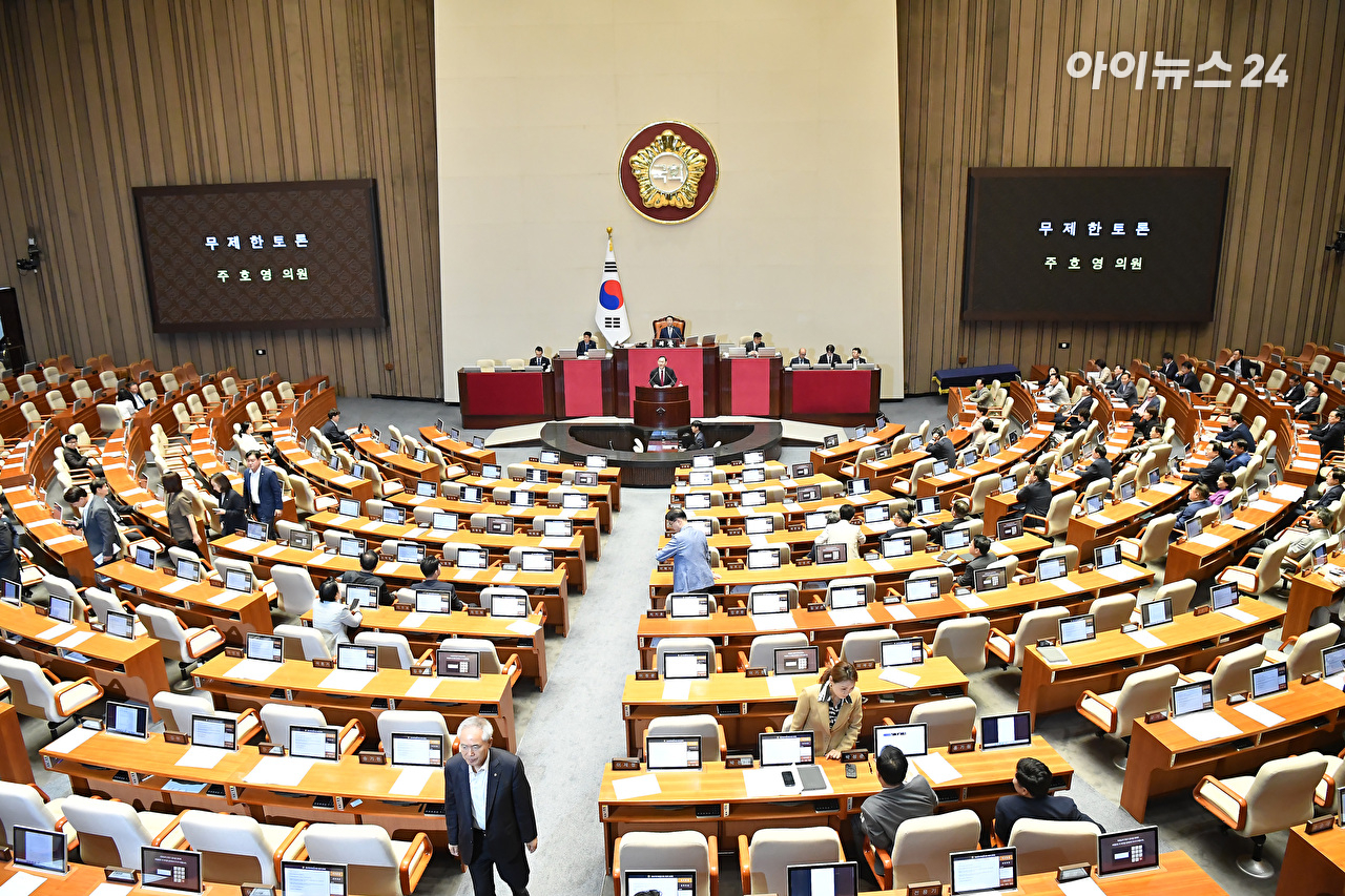 주호영 국민의힘 의원이 지난 30일 서울 여의도 국회에서 열린 본회의에서 형사소송법 일부개정법률안(대안)에 대해 무제한토론(필리버스터)에 나선 가운데 더불어민주당 의원들이 본회의장을 빠져 나가고 있다. 2026.7.30. [사진=곽영래 기자]