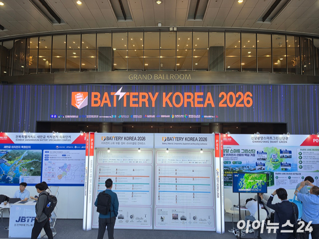 이재헌 LG에너지솔루션 상무가 21일 코엑스에서 열린 '배터리 코리아 2026' 기조 강연에서 회사의 AI 전환 전략에 대해 설명하고 있다. [사진=황세웅 기자]