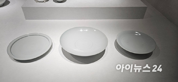 고 이건희 삼성 선대회장이 안내견과 함께 있는 모습. [사진=삼성전자]