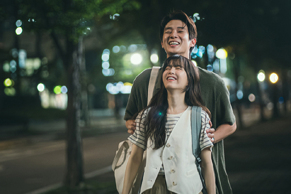 배우 최우식 김재욱이 넷플릭스 시리즈 '멜로무비'에서 열연하고 있다. [사진=넷플릭스]