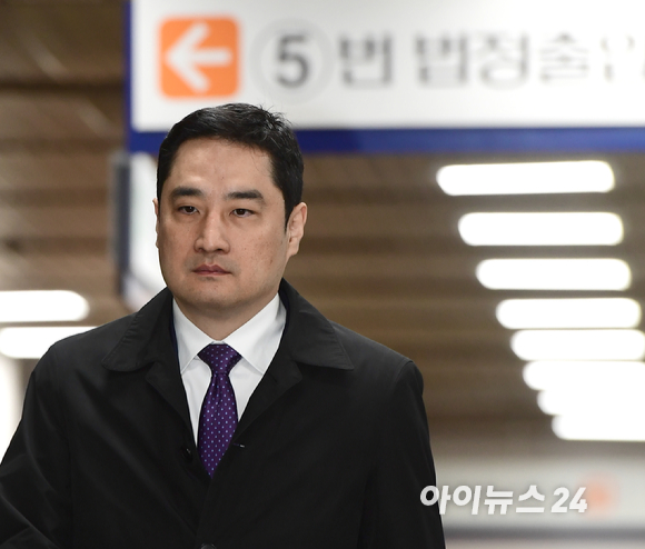 지난 2018년 3월19일 사문서 위조 등의 혐의로 기소된 강용석 변호사가 서울중앙지방법원에서 열린 첫 공판에 참석했다. [사진=정소희 기자]