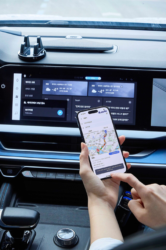 모바일 에이닷 앱에서 목적지 정보를 차량으로 전송하는 모습 [사진=SKT]