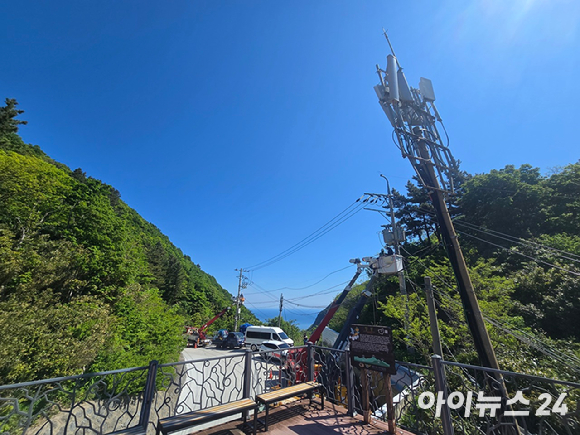 13일 경북 울릉읍 북면 나리전망대 인근에 KT 5G 기지국 장비 등이 설치돼 있는 모습. [사진=안세준 기자]