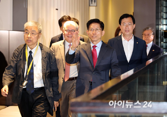 김문수 국민의힘 대선 후보가 23일 오전 서울 중구 더 플라자 호텔에서 열린 2025년 제3회 국가와 민족을 위한 조찬기도회에 참석하고 있다. [사진=곽영래 기자]