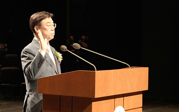 신상진 성남시장이 1일 오전 성남아트센터 오페라하우스에서 개최된 취임식에서 선서를 하고 있다. [사진=성남시청]