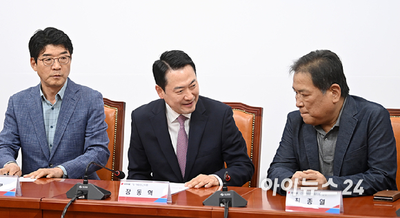 장동혁 당 대표가 24일 서울 여의도 국회에서 열린 CU 가맹주협의회 면담에 앞서 기념촬영을 하고 있다. [사진=곽영래 기자]