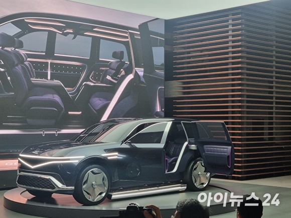 초대형 전동화 SUV '네오룬 콘셉트'의 B필러리스 코치도어가 열린 모습.