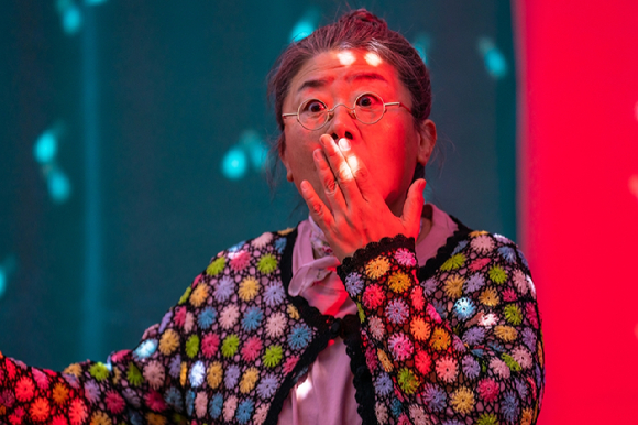 배우 이정은이 영화 '좀비딸'에서 열연하고 있다. [사진=NEW]