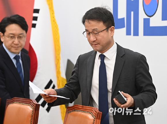 한병도 더불어민주당 원내대표가 10일 서울 여의도 국회에서 열린 원내대책회의에 참석하고 있다. [사진=곽영래 기자]