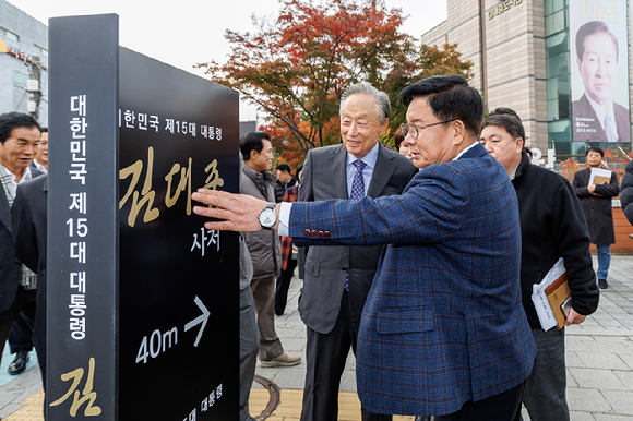 박강수 마포구청장이 명예도로 김대중길에 세워진 안내판을 살피고 있다. [사진=마포구]