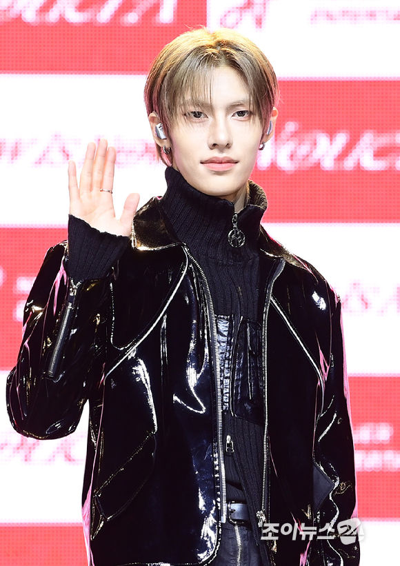 그룹 누에라 유섭이 26일 오후 서울 용산구 한남동 블루스퀘어에서 열린 누에라(NouerA) 'Chapter: New is Now' 데뷔 쇼케이스에 참석하고 있다. [사진=정소희 기자]