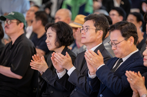 23일 정원오 더불어민주당 서울시장 후보가 서울 종로구 노무현시민센터에서 열린 노 전 대통령 17주기 추모식 중계에 참석했다. [사진=정원오 캠프]