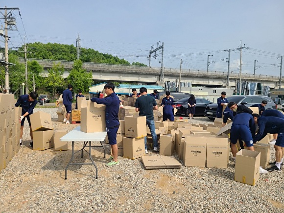 지난 4일 경기도 파주시민축구단원들이 '2023년 가정의 달 행복꾸러미 지원사업' 행사에서 봉사에 참여하고 있다. [사진=파주시]