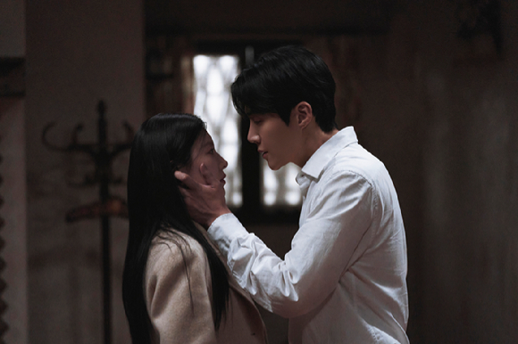 배우 고윤정과 김선호가 넷플릭스 시리즈 '이 사랑 통역 되나요?'에서 열연하고 있다. [사진=넷플릭스]