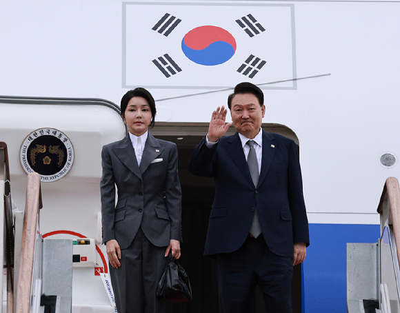 윤석열 대통령과 김건희 여사가 6일 성남 서울공항에서 필리핀, 싱가포르 국빈 방문 및 라오스 아세안 정상회의를 위해 출국하며 전용기인 공군 1호기에 올라 인사하고 있다. 2024.10.6 [사진=연합뉴스]