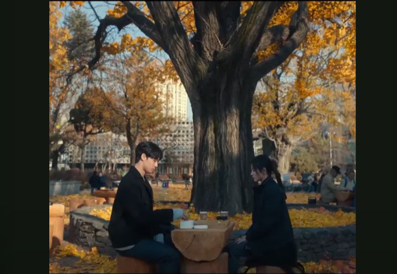 청주 중앙공원에서 상습 도박을 벌이던 일당 5명이 검거됐다. 사진은 넷플릭스 드라마 '더글로리' 속 문동은과 주여정이 해당 공원에서 바둑을 두는 장면. [사진='더글로리' 캡처]