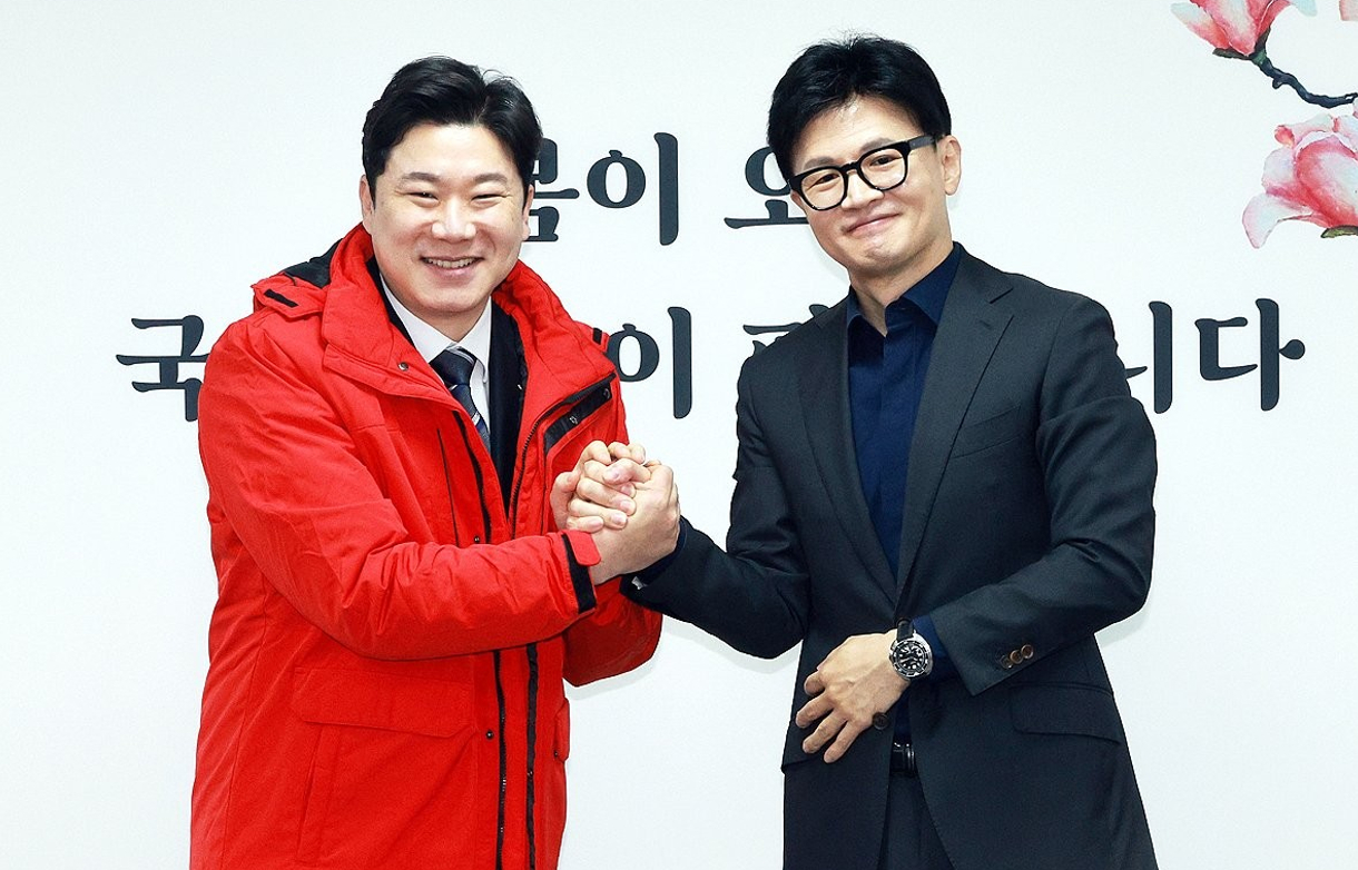 한동훈 전 국민의힘 대표가 비상대책위원장 시절인 2024년 2월 5일 오전 서울 여의도 당사에서 열린 인재영입식에서 진종오 국민의힘 의원(전 사격 국가대표, 당시 대한체육회 이사)과 기념촬영을 하고 있다. 2024.2.5 [사진=연합뉴스]