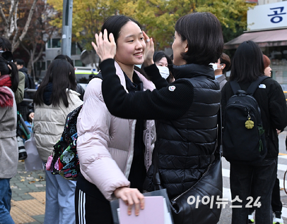 2026학년도 대학수학능력시험일인 13일 오전 서울 광진구 광남고등학교에서 한 수험생이 교문 앞에서 어머니의 응원을 받고 있다. [사진=사진공동취재단]