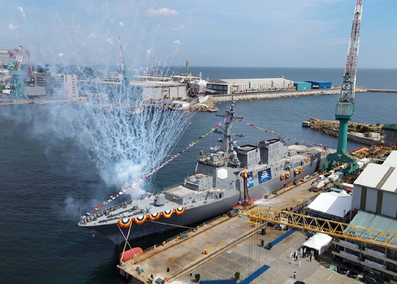 HD현대중공업이 건조해 17일 진수한 8200톤급 최첨단 이지스구축함(KDX-III Batch-II) 2번함인 '다산정약용함'의 모습. [사진=HD현대중공업]