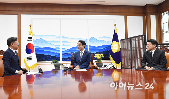 조정식 국회의장이 27일 서울 여의도 국회에서 조국혁신당 신장식 당대표와 신임 지도부 등을 만나 대화를 하고 있다. [사진=곽영래 기자]