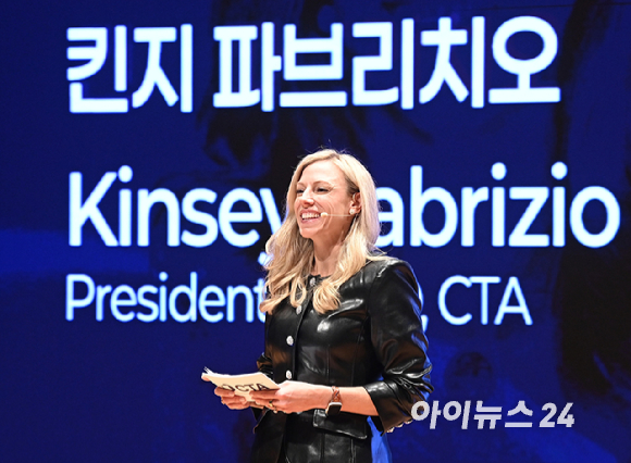 킨지 파브리치오 CTA 부사장이 13일 서울 강남구 코엑스에서 열린 한국전자전2026 키노트 강연에서 CES 미래기술에 대해 발표하고 있다. [사진=곽영래 기자]