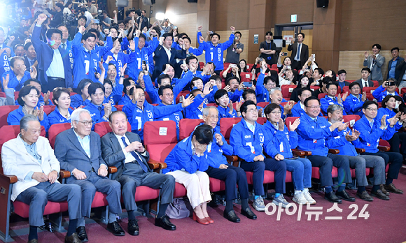 더불어민주당 박찬대 상임총괄선거대책위원장, 윤여준 상임총괄선거대책위원장, 강금실 총괄선거대책위원장 등 당 지도부가 3일 오후 국회 의원회관 개표 상황실에서 출구조사 결과를 지켜보며 환호하고 있다 [사진=곽영래 기자]