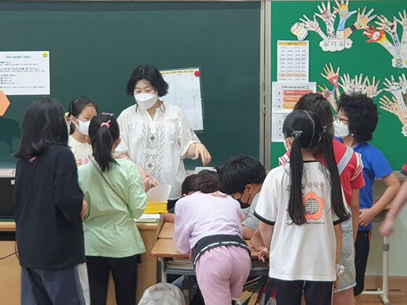 태봉초 김순희 선생님이 아이들과 함께 수업활동을 하고 있다. [사진=광주시교육청]