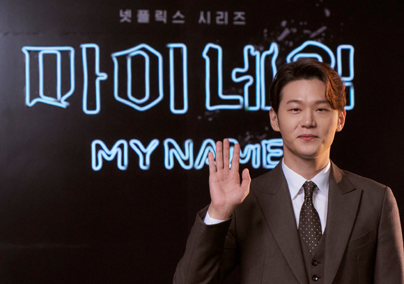 배우 이학주가 5일 오전 진행된 넷플릭스 '마이 네임' 온라인 제작발표회에 참석해 포즈를 취하고 있다. [사진=넷플릭스]