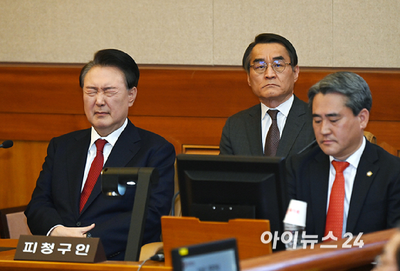 윤석열 대통령이 6일 서울 종로구 헌법재판소 대심판정에서 열린 탄핵 심판 6차 변론에 출석하고 있다. [사진=사진공동취재단]