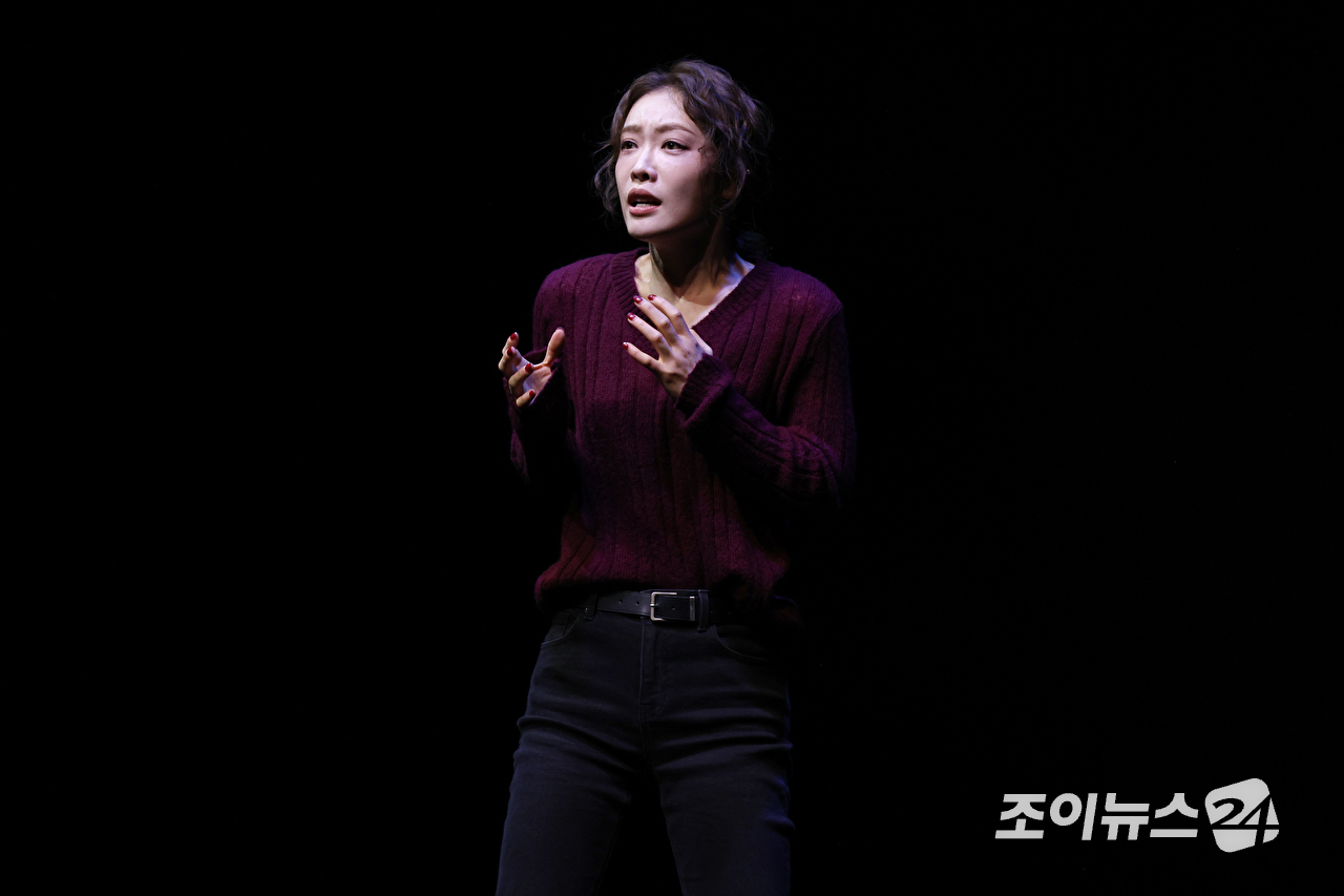 배우 김히어라가 23일 오후 서울 종로구 연지동 두산아트센터 연강홀에서 진행된 연극 '플리백' 프레스콜에 참석해 열연을 펼치고 있다. [사진=문수지 기자]