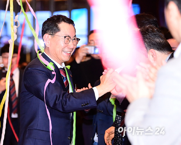 나명석 신임 한국프랜차이즈산업협회장(웰빙푸드 회장)이 19일 오후 서울 여의도 콘래드 서울 그랜드볼룸에서 열린 한국프랜차이즈산업협회 협회장 이&middot;취임식 및 비전 선포식에서 입장하고 있다. [사진=정소희 기자]