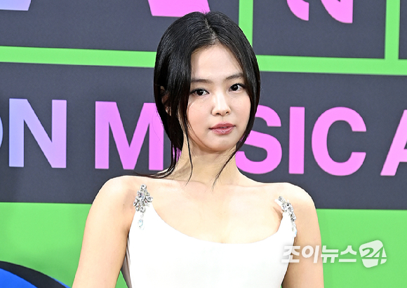 가수 제니가 20일 서울 구로구 고척돔에서 열린 '2025 멜론뮤직어워드(MMA2025)' 레드카펫에서 포즈를 취하고 있다. [사진=곽영래 기자]